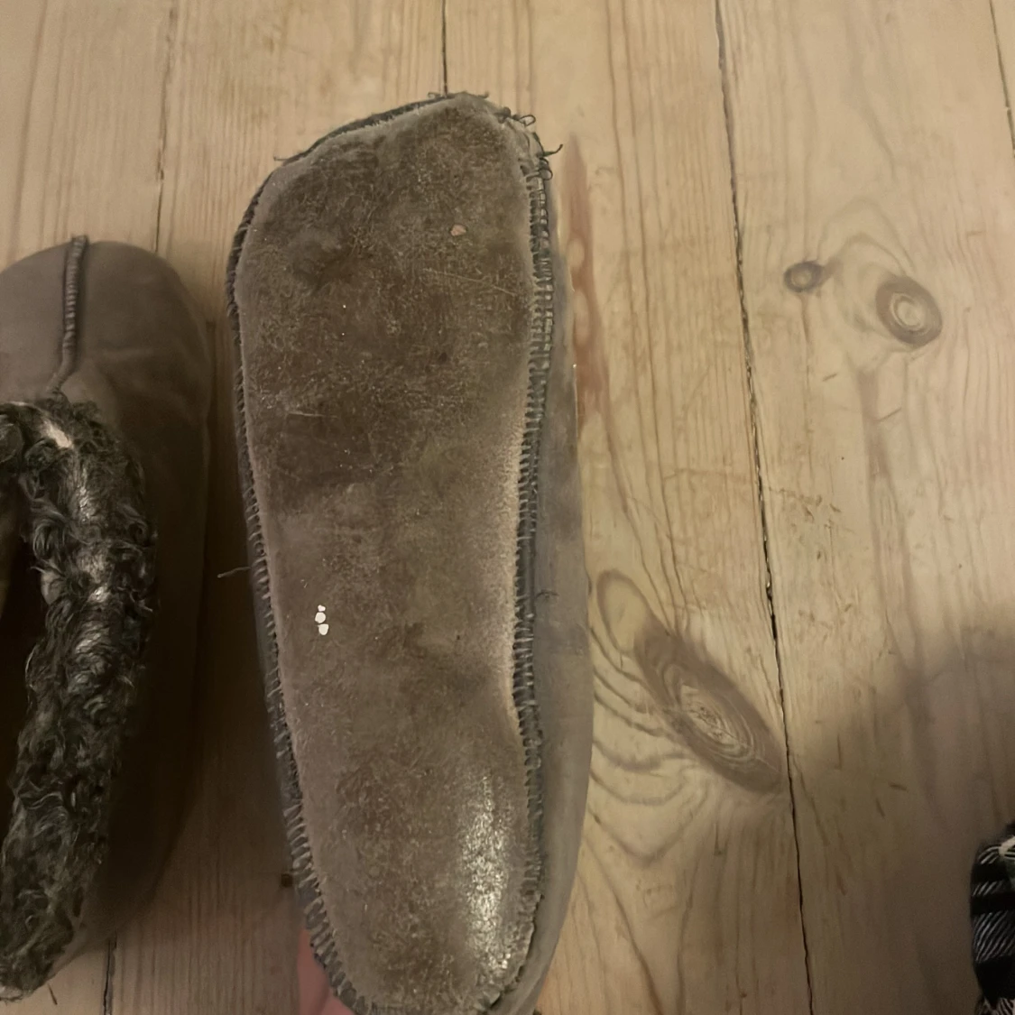 Grå mockatofflor med riktigt fårull och fårskinn  - 4