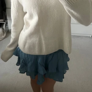 Blå volangkjol från SHEIN XS - Supersöt blå kortkjol från SHEIN i storlek XS. Kjolen har flera lager med volanger och en smockad midja💕