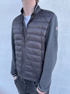 Moncler cardigan  - Säljer nu denna mycket snygga cardigan från Moncler! Skick 9/10 - inga defekter. Nypris 8999kr, mitt pris endast 1999kr. Storlek XL, passar M (modellen är 186 cm). Hör av er vid funderingar!