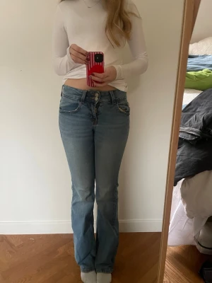 Bootcut jeans med fina fickor  - Säljer mina schyssta jeans från HM, bra skick och coola trendiga fickor. Säljer i storlek 34 och sitter jätte bra. Sömmen har gått upp på högra fickan men inget som syns på långt håll. 🩷