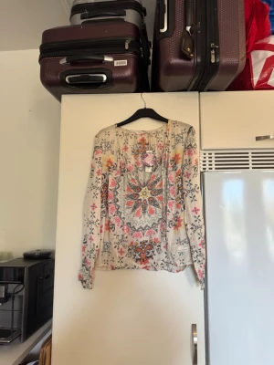 Odd molly blus  - Säljer en otroligt vacker blus som har en cremevit bottenfärg. Blusen är i 100% viskos och har ett detaljerat mönster i färgerna grå, rosa, blå, gul och orange. Storlek 1 som enligt deras storleksguide motsvarar en storlek S. helt ny med tags/ prislapp fortfarande kvar. 