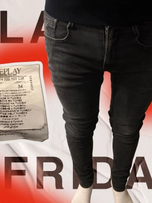 Replay svarta slim jeans herr - Svarta Replay jeans med slim passform och klassisk femficksdesign. Jeansen har dragkedja, silverfärgad knapp och diskreta slitningar. Materialet är stretchigt jeans och midjan är normal. Perfekta för dig som gillar en smal siluett och stilren look.