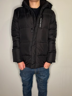 Calvin Klein Vinterjacka - Calvin Klein Vinterjacka| Storlek: 16= ungefär storlek S| Modellen är 177 cm| Skick: 9,5 använd 3 gånger!| Pris: 799kr| Priset går alltid att diskutera!|