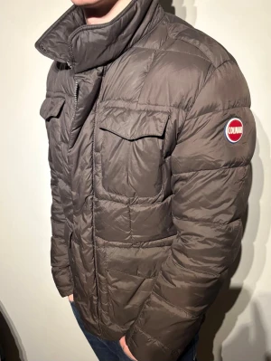 Colmar Jacka - En snygg field jacket / dunjacka från colmar i fint skick! Storlek 52, sitter som M-L. Hör av er vid frågor!