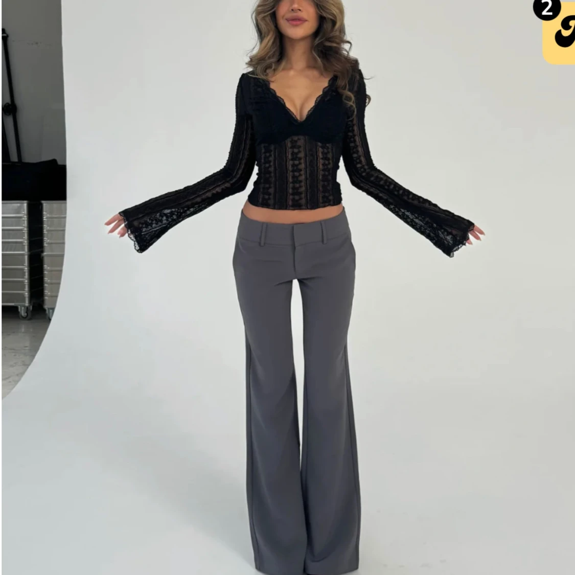 Gråa vida kostymbyxor