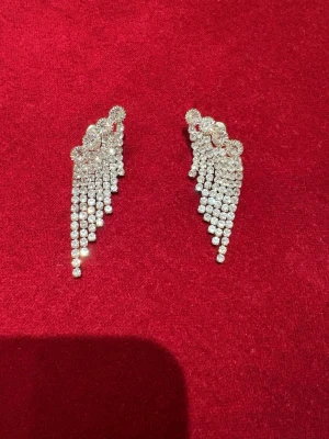 Jätte fina örhängen 🩶 -  ett par glittriga örhängen med strass, passar perfekt till fest 🩶