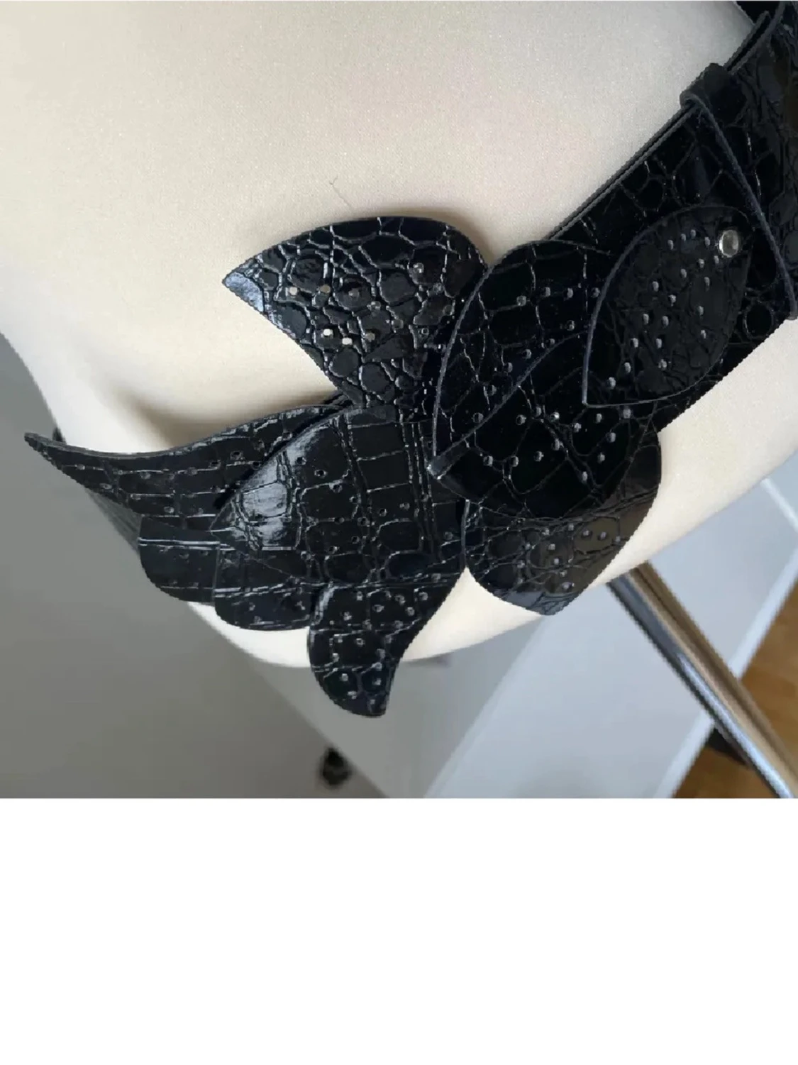 Svart bälte med bladdekor - 1