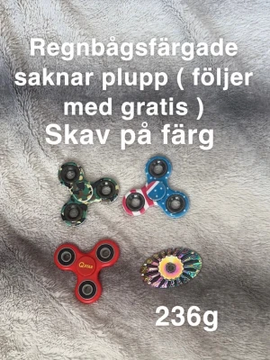 Fidget spinner - Skav på färg finns efter Användning. Den regnbågsfärgad saknar plupp i mitten så den följer med gratis 