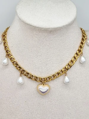 Stilfullt halsband med hjärta  - Material-rostfritt stål.  Kedjetjocklek-7mm, handgjort halsband med pärlor.  Längd-40cm+5 