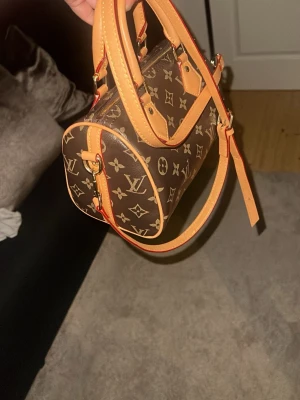 Väska med band  - Knappt använd 