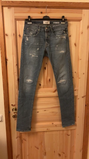 Replay jeans - Säljer ett par snygga Replay jeans med slitningar helt oanvända!!! Storlek 30/34.                                   Skriv vid mera frågor/bilder 🙌.                                    Skickar inom 24 H 🚚
