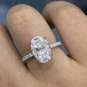 Diamant ring - Hej jag säljer mig 4ct moissanite ring i  silver. Ringen är gjord av äkta labb gjord moissanite i s925 äkta silver. Den är i storlek US 6. 