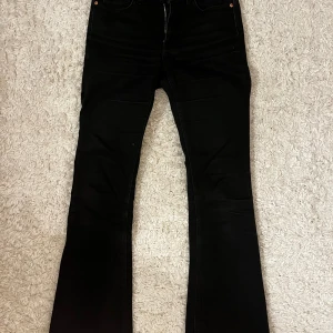 Svarta bootcut jeans - Jättefina bootcut jeans från Gina Tricot i modellen Perfect jeans, storlek 34, fint skick💞💞💞