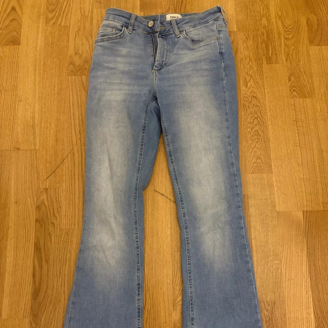 Ljusblå utsvängda jeans - 2