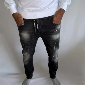 Dsquared jeans 48 - svart  - Helt nya. Fin replika med grym kvalitet. Modellen är 175cm lång väger 67kg, bär storlek 48 på bilderna. Pris: 1299kr. Först till kvarn.