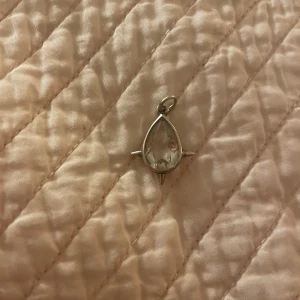 Maria Nilsdotter berlock (halsband eller örhänge) - Jättesnygg Maria Nilsdotter berlock som inte går att köpa i butik längre!! Kan användas som halsband eller örhänge. Sååå snygg❤️