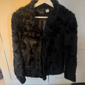Svart pälsjacka med krage - Säljer en svart pälsjacka från H&M storlek s till endast provad 