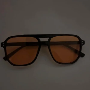 Svarta pilotglasögon med bruna linser - Orangea solglasögon. Grischglasögon, Bra pris, hör av dig vid minsta pris.