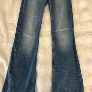 Bootcut/flare jeans - Säljer mina jätte snygga jeans från hm pga av att de tyvärr blivit för små. Köpte för ca ett år sen och har använts rätt många ggr men är i mycket gott skick! Skriv gärna om ni är intresserade.❤️OBS köpare står för frakt!