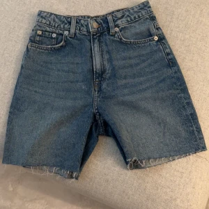 Jeansshorts  - Oanvända, normala i storleken.