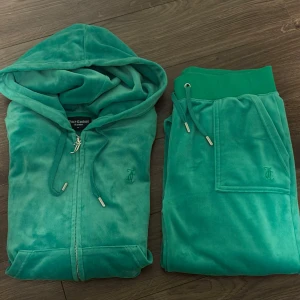 Juicy couture ”gum drop green” Limited edition - Använda enstaka gånger så i fint skick!!  Slutsålda då dem är från sommar-kollektionen.  Huvtröjan är i strl M. Del ray byxorna är i strl S. 🌸💞