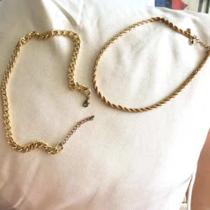 Två guld kedjor halsband - Säljer två snygga guldiga halsband – ett med grova länkar och ett med tvinnad kedja. Båda har justerbar längd och karbinlås. Den med tjockare kedja är lite urtvättad vid låset som ni kan se på sista bilden. (inte äkta guld) 💕