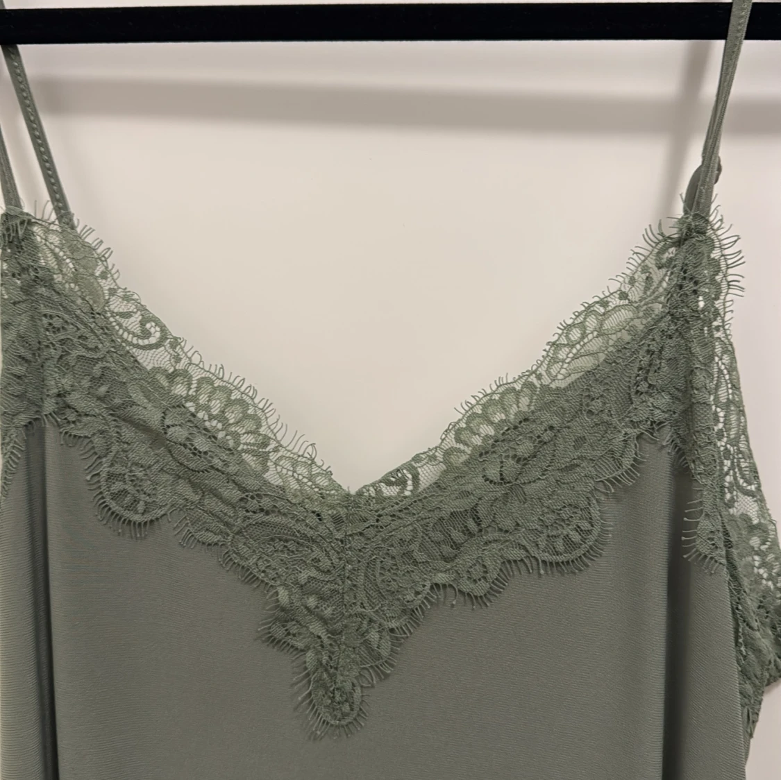 Grön linnetopp med spets från Amisu - 1