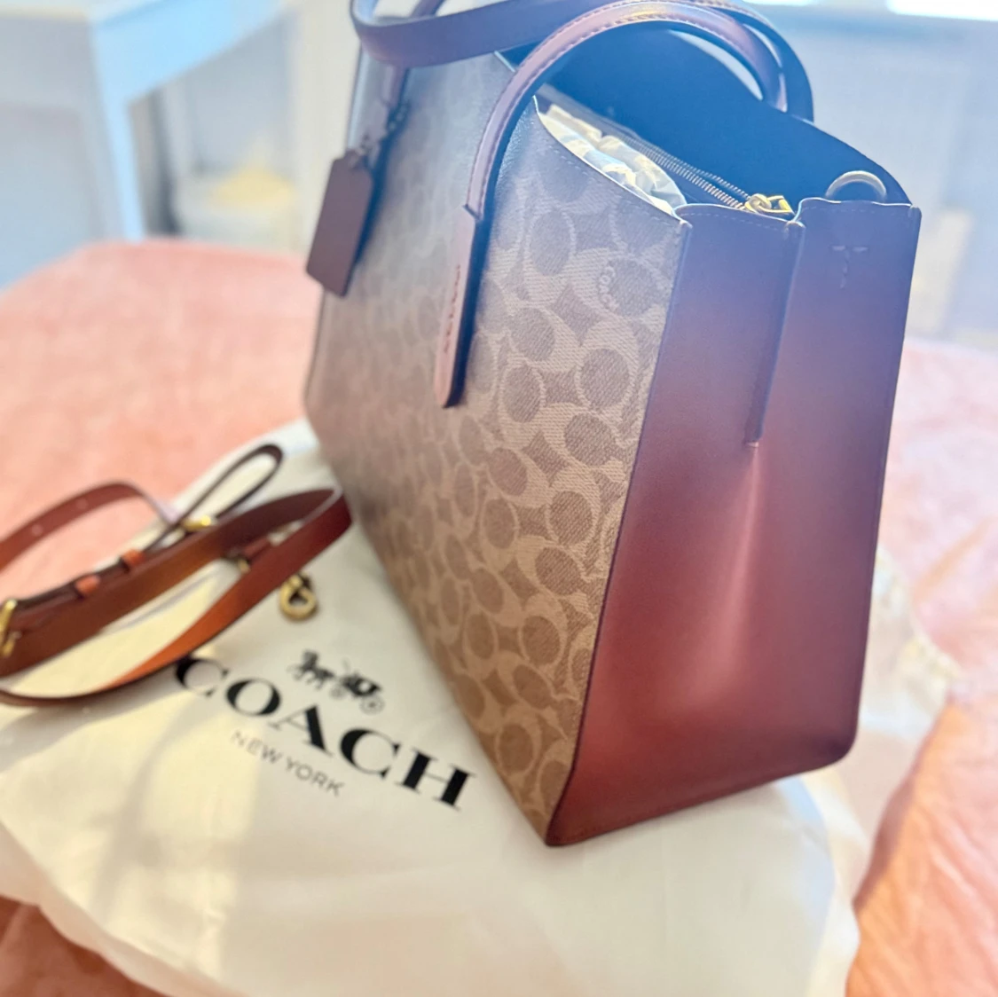 Brun och vinröd handväska från Coach - 3