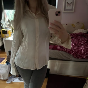 Stenströms silkes skjorta  - Säljer en super fin skira i silke från stenström. I fint skick och jätte bekväm. Jag har vanligtvis S och den ger mig den perfekta lite oversized looken. Perfekt till vardag men även till jobbet. Nypris är 1599kr men säljer för 699kr. Kan gå ner lite i pris vid en snabb affär. En knapp sitter lite löst på men tror enkelt man kan fixa det.