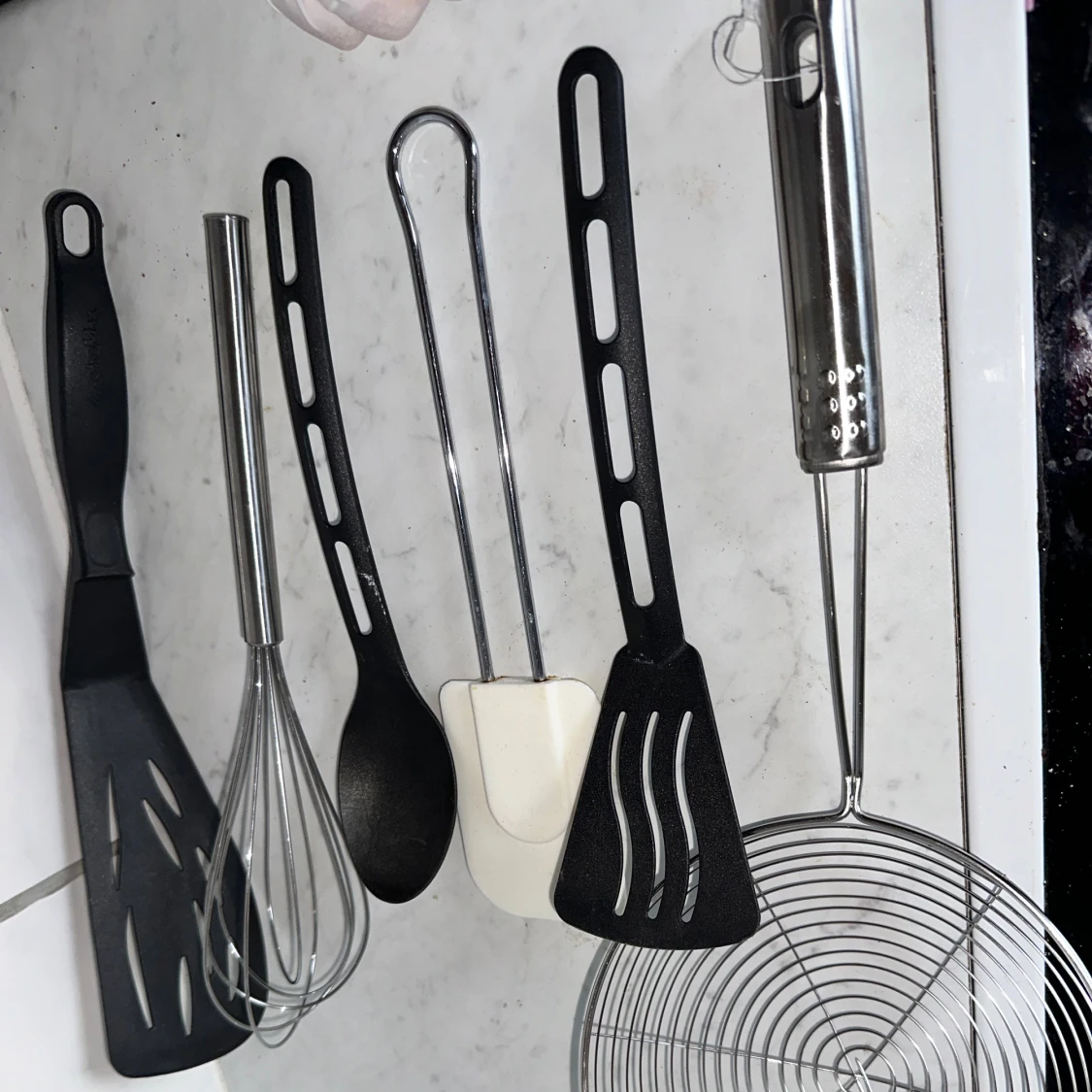 Köksredskap set – stekspade, visp, sked, tång, slickepott, hålslev