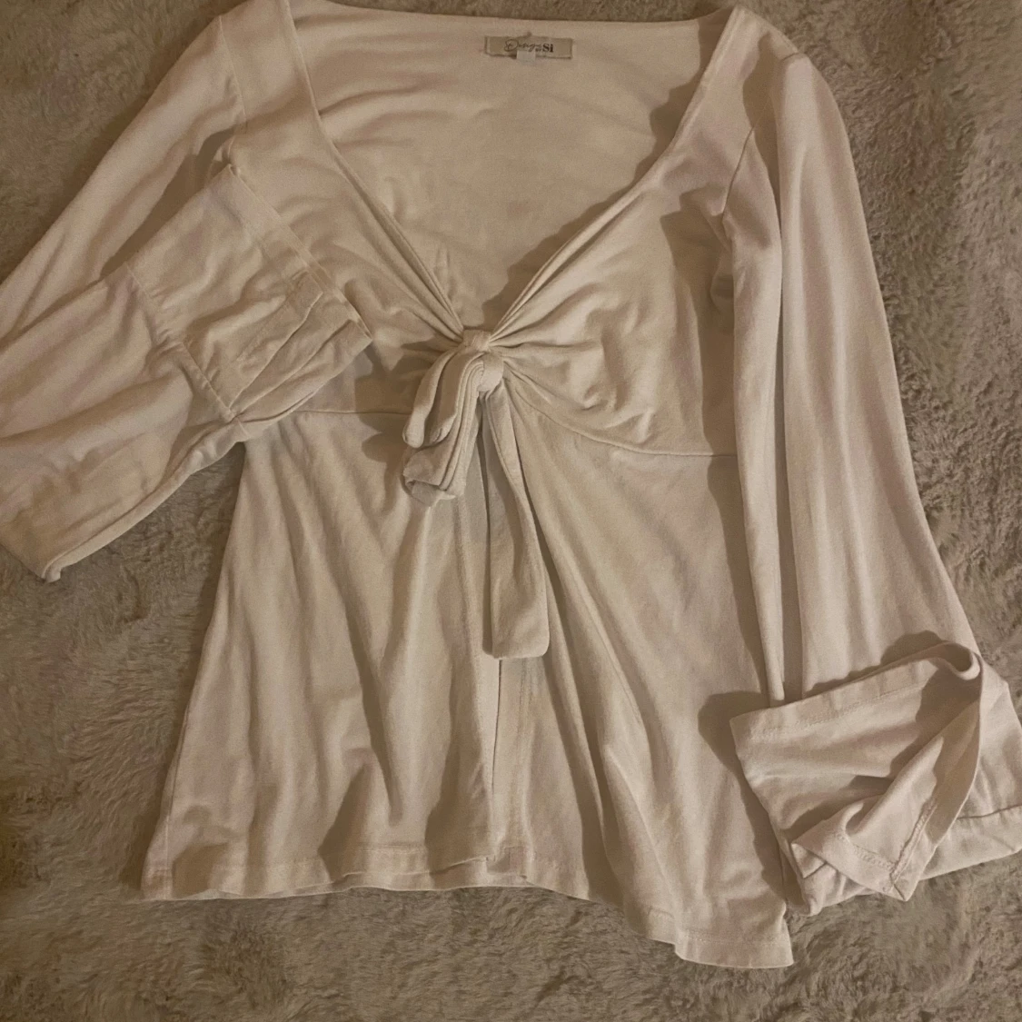 Vit omlottopp med knyt från Design by Si