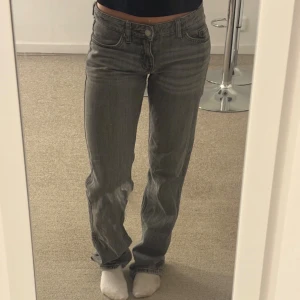 Gråa jeans från weekday  - Säljer dessa snygga jeans i modellen ”arrow” från weekday. Jeansen är lågmidjade❣️