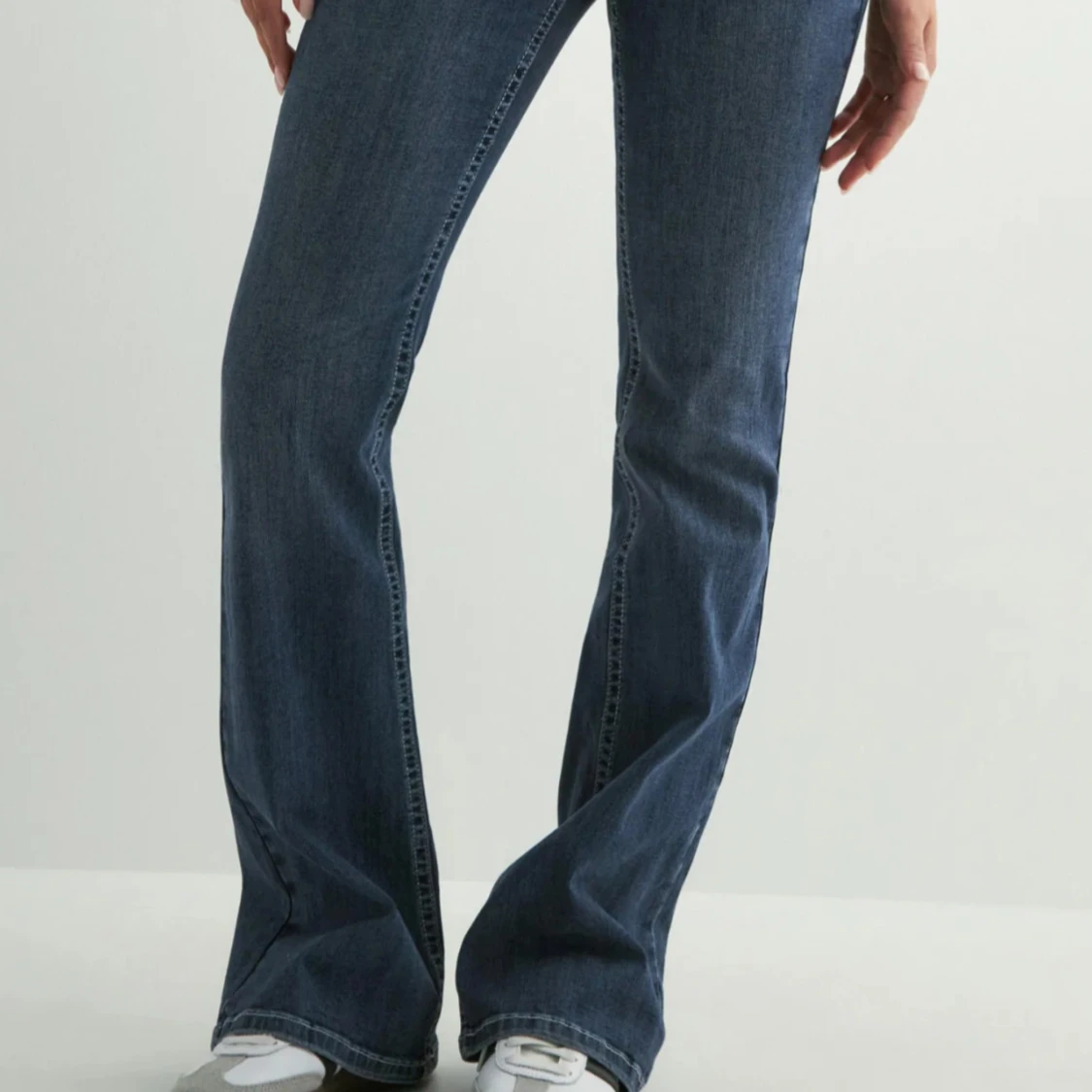 Blå bootcut jeans med broderade fickor