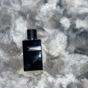 Yves Saint Laurent Le Parfum ca 50ML - Yves Saint Laurent Le Parfum, 100ml. Ingredienser: alkohol, parfym, vatten, limonene, linalool, benzyl salicylate, alpha-isomethyl ionone, benzyl alcohol, coumarin, citral, citronellol, geraniol, methyl anthranilate. Tillverkad i Frankrike. Snygg och modern design. Köpte för 949kr Ca 50-60Ml kvar