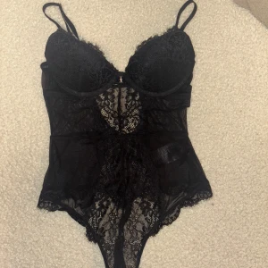 Spets body - Supersnygg svart spetsbody från h&m perfekt för fest eller utgång. Helt slutsåld hos H&M. I storlek 36 med push-up. Endast använd ett fåtal gånger.