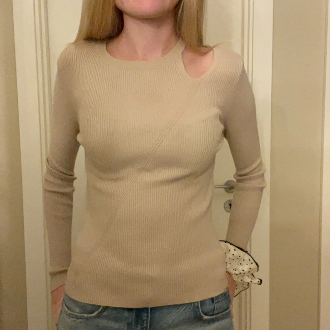 Beige ribbad tröja med cut out-detalj - 3