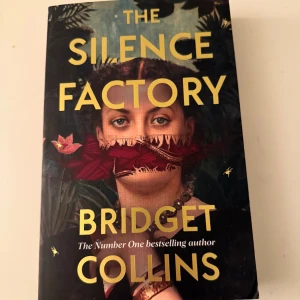 The Silence Factory - En fängslande roman om hemligheter, begär och korruption. Perfekt för dig som gillar mystik och komplexa karaktärer. Från författaren till The Binding – en bok att förlora sig i och diskutera med vänner.