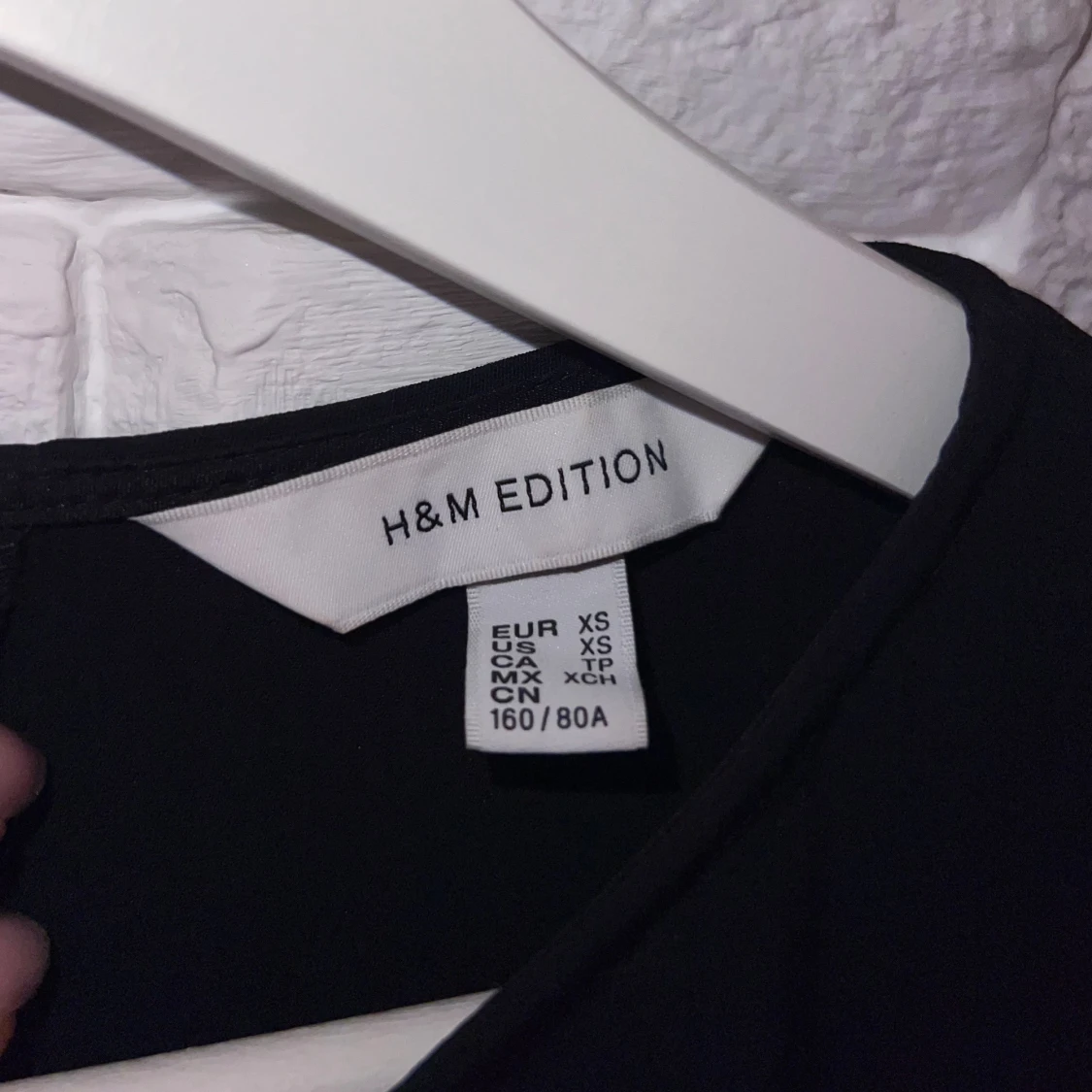 Svart kort klänning med pärlrosett - 2