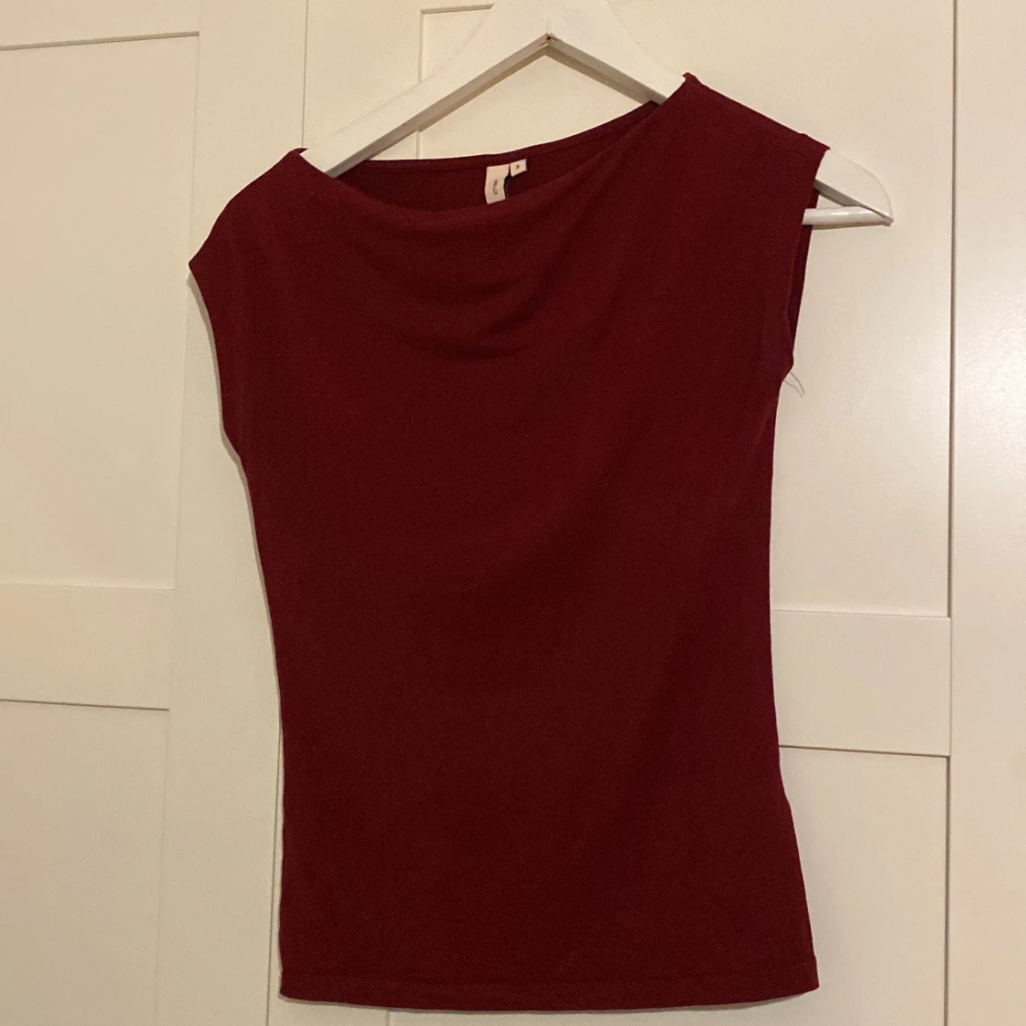 Vinröd tajt topp Nelly 