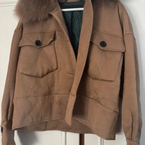 Beige jacka Meotine - Säljer en beige jacka från Meotine i storlek S/M. 