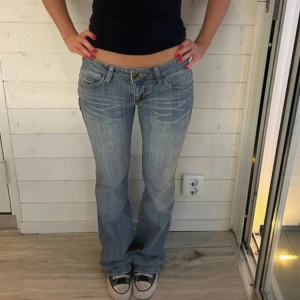 Lågmidjade bootcut jeans  - Lågmidjade jeans i storlek xs bilder från förra ägaren då dom inhe passa, lite slitningar se bild samt vart uppsydda men inte längre. Midjemått 37x2 o innerbenslängden 81cm