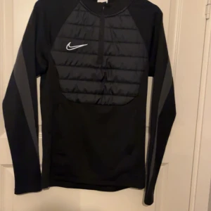 Alla 3 för 1500kr - Nike jackan är i storlek xs the north face jackan är i storlek xs och Hugo boss Tshirt är i storlek s 