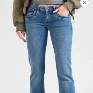 Jeans från LTB - Super fina LTB jeans med lågmidja och långa ben. Använd ganska mycket men inget man kan se, säljer då dom tyvärr är för liten för mig nu. 💓 Raka/bootcut Storlek W28 och L32 ( S/M) Orginalpris: 799kr