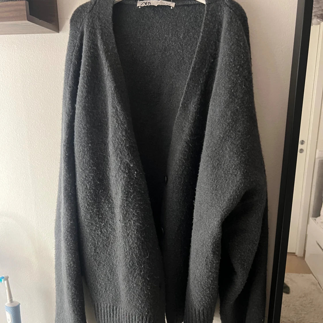 Mörkgrå oversized kofta från Zara