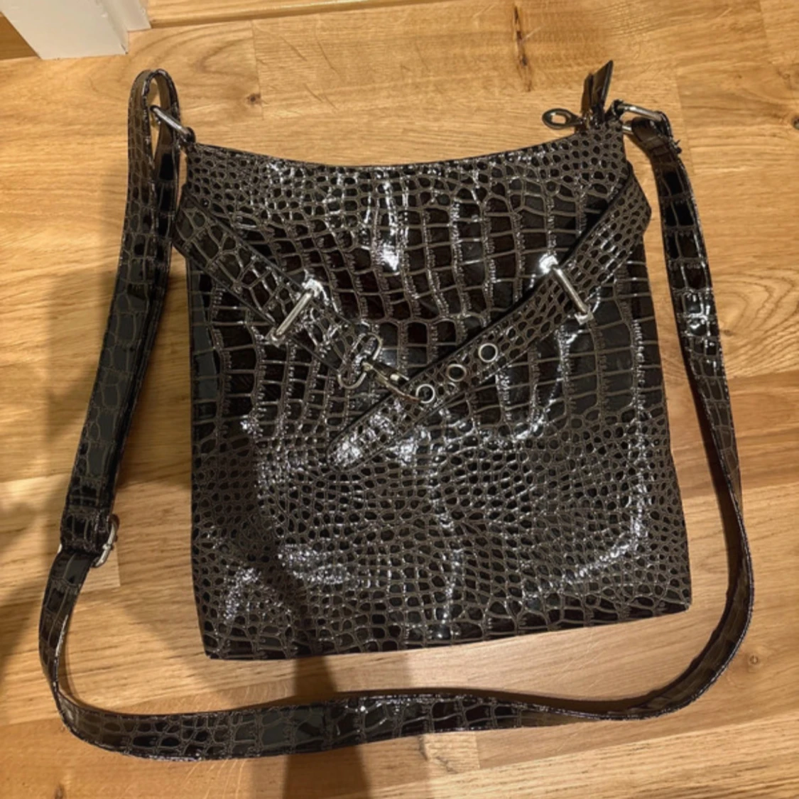 Svart axelväska i krokopräglat skinn - 1