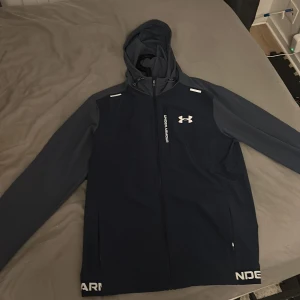 Söker byten Blå vindjacka från Under Armour storlek S, söker byten  - Helst nån kofta från under armour xs-s eller nått annat 