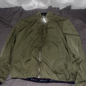 Olivgrön vindjacka från GANT - Snygg olivgrön vindjacka från GANT utan huva