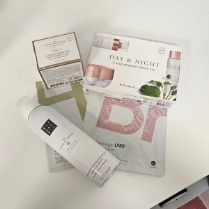 Skönhetspaket  - Skönhetspaket med Rituals Day & Night 2-step skincare set, Ritual of Sakura shower foam, Rituals Purify melting cleansing balm och 2 stycken Lyko face masks. Allt nytt och oanvänt – perfekt som present eller julklapp! 🎁  Runt 650kr nypris ❤️  #skönhetspaket #presenttips #julklappsidé #julklappspaket #beautygift #giftset #rituals #skönhetsbox #selfcarekit #beautyset #presentförhenne #gåvainspiration #vintedfinds #skönhetsfavoriter #hudvård #selfcaregift #beautyroutine #aestheticgifts #holidayvibes
