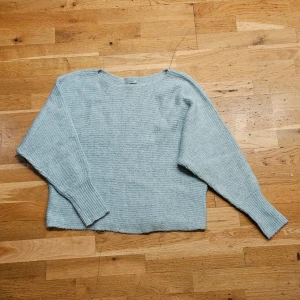 Stickad tröja - only - En riktigt fin stickad boatneck tröja från Only! Storlek XS 💕 som ny endast använd nån gång! 500kr nypris, slutsåld   Länk till tröjan: ONLDANIELLA Stickad tröja | Mellangrått | ONLY® https://share.google/Vox315yLV6nRvc8SG