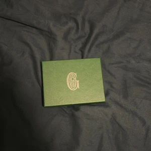 Plånbok  - Säljer en plånbok. Kom privat för mer information. Box kommer med i köpet!